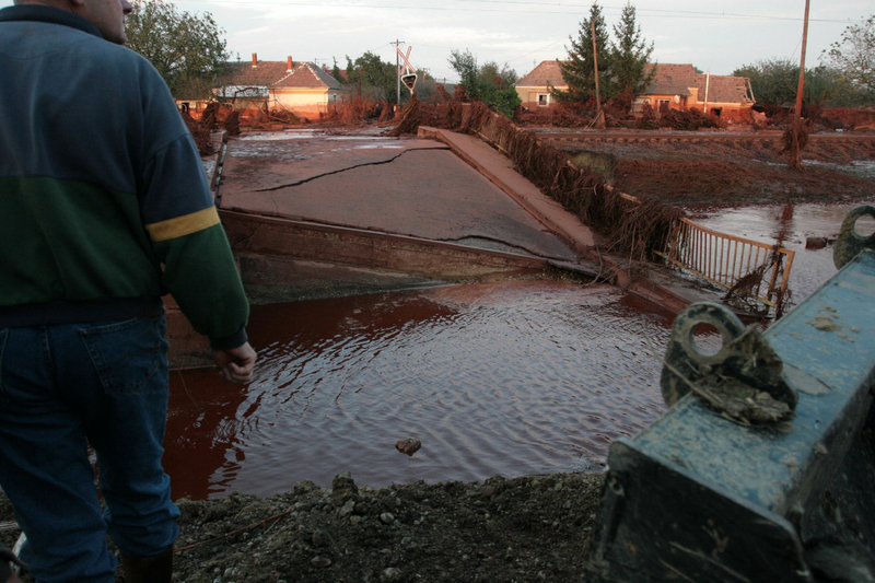 Illustration for article titled Revisiting the Small Village That Was Completely Devastated By Toxic Red Sludge